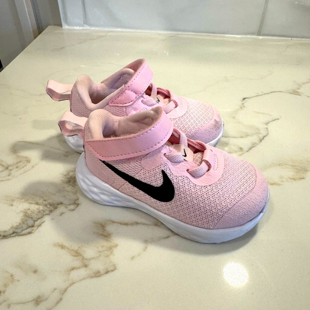 Nike Toddler Girls Revolution 6 Adjustable Strap Closure Sneakers. Size 5.